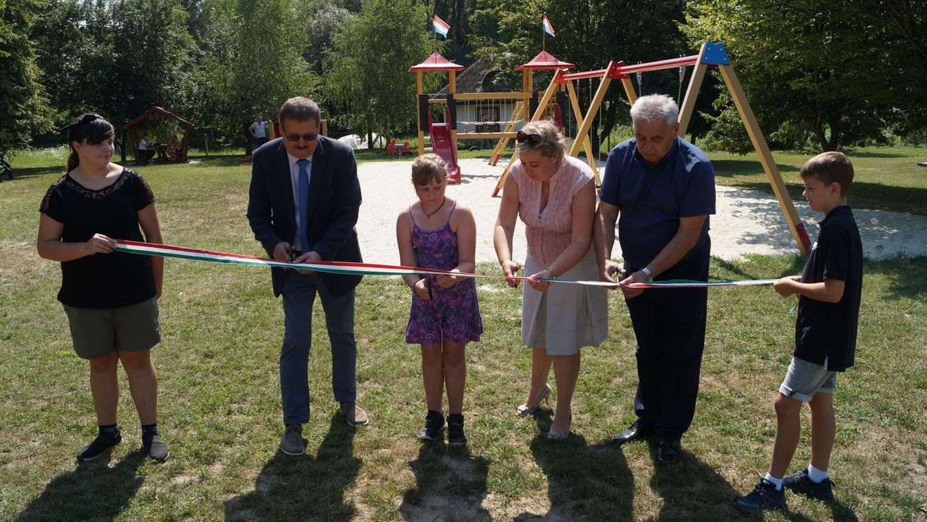 Felavatták Csatka első közösségi játszóterét