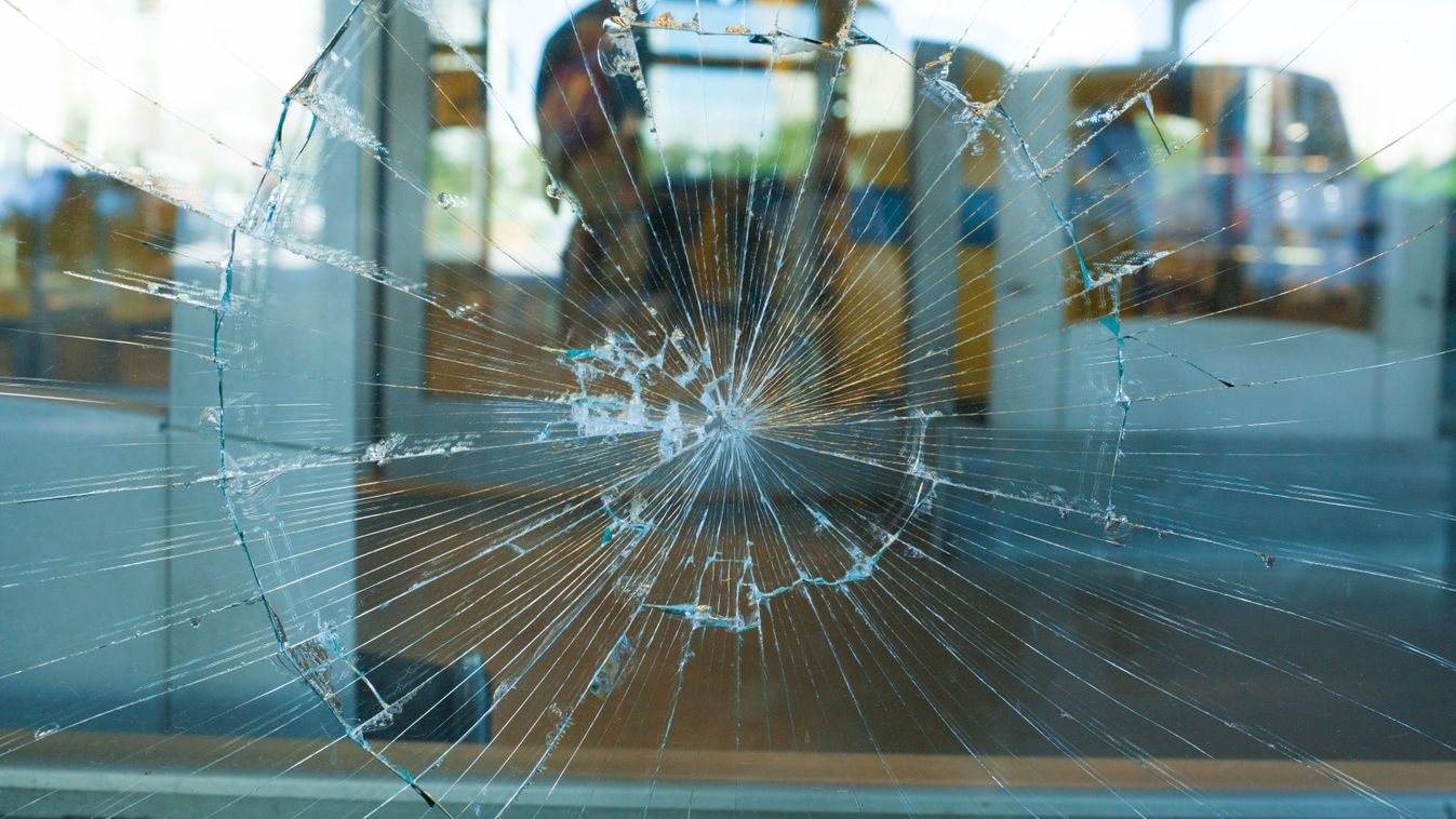 Nő volt a dologban: veszekedés miatt tört a kirakat Kisbéren