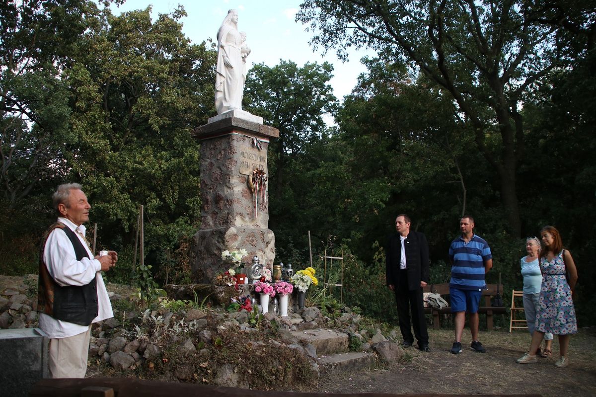 Megadták a módját az évfordulónak: Kassai Kálmán helyezte el az időkapszulát a százéves emlékkőbe  - Vaskapu, Mária-szobor, Esztergom