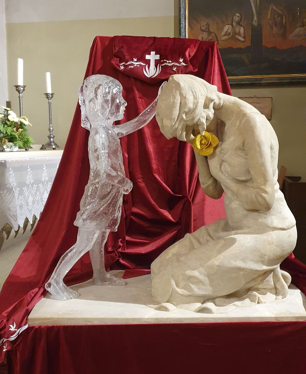  Az élet szent című kiállítás szeptember 25-éig várja a látogatókat a ferences templomban