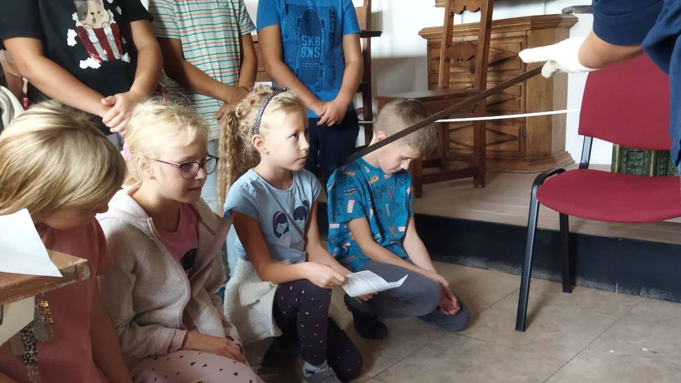 Páncélba bújtak, lovaggá üttettek a diákok a tatai múzeumban