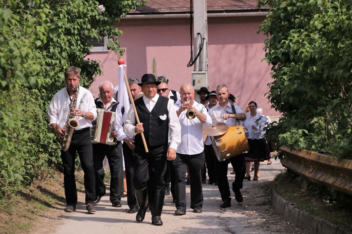 Vőfélyként, kisbíróként is 
helyt áll, de bármilyen szerepkörben lehet számítani Kochnyák Sándorra, aki 
Kesztölcön az „Év embere” lett. A díjazottal a buszgyártásról, a szlovák hagyományokról és a születésnapi tandemugrásról is beszélgettünk