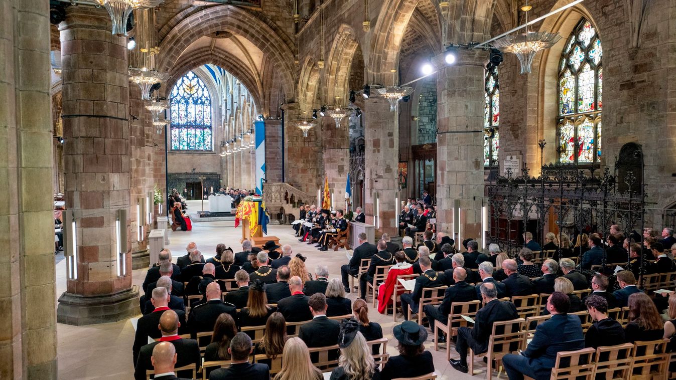 Felravatalozták II. Erzsébet királynő koporsóját Edinburgh-ben