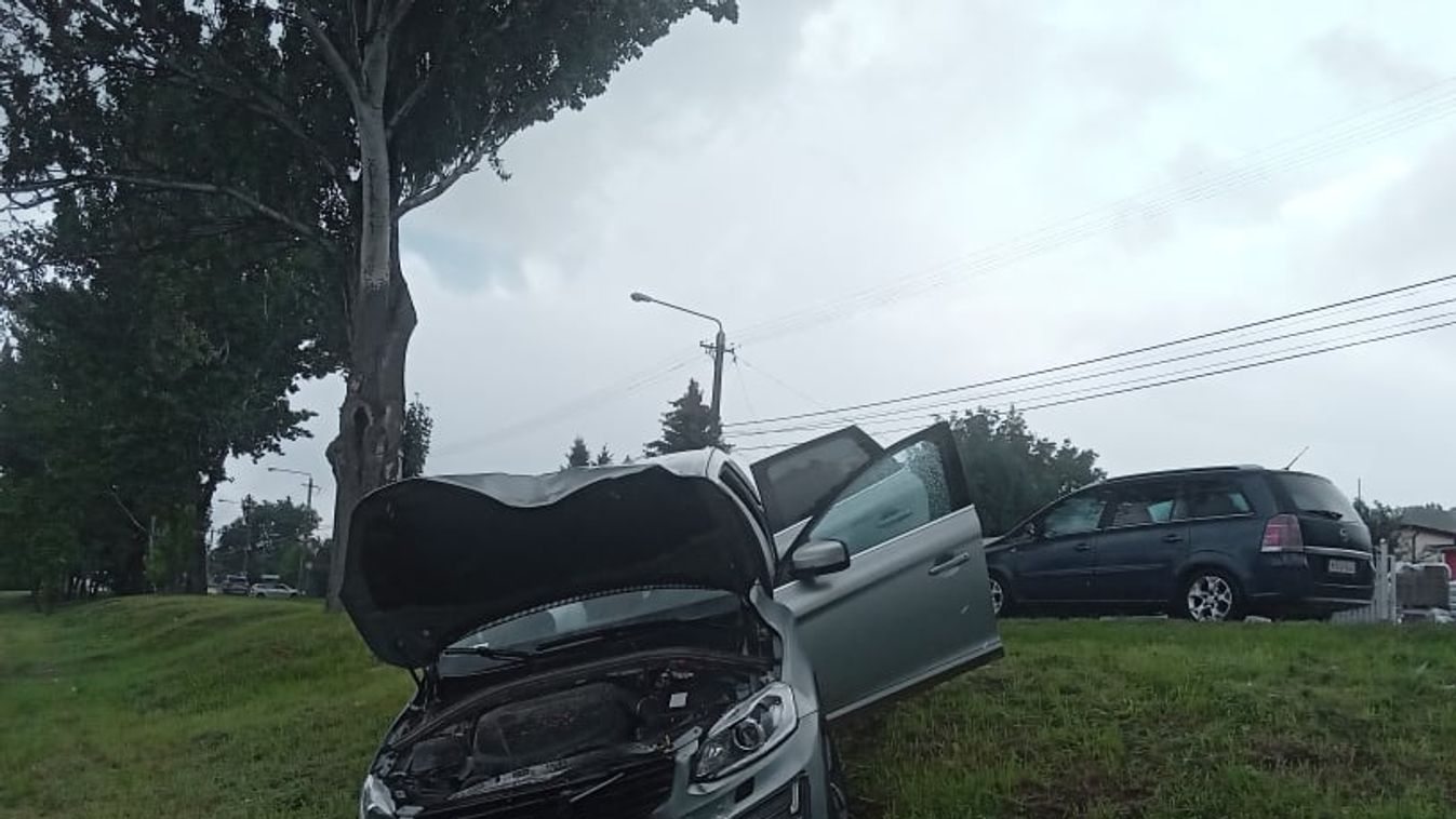 Helyszíni fotók: többen megsérültek a 10-es úti balesetben