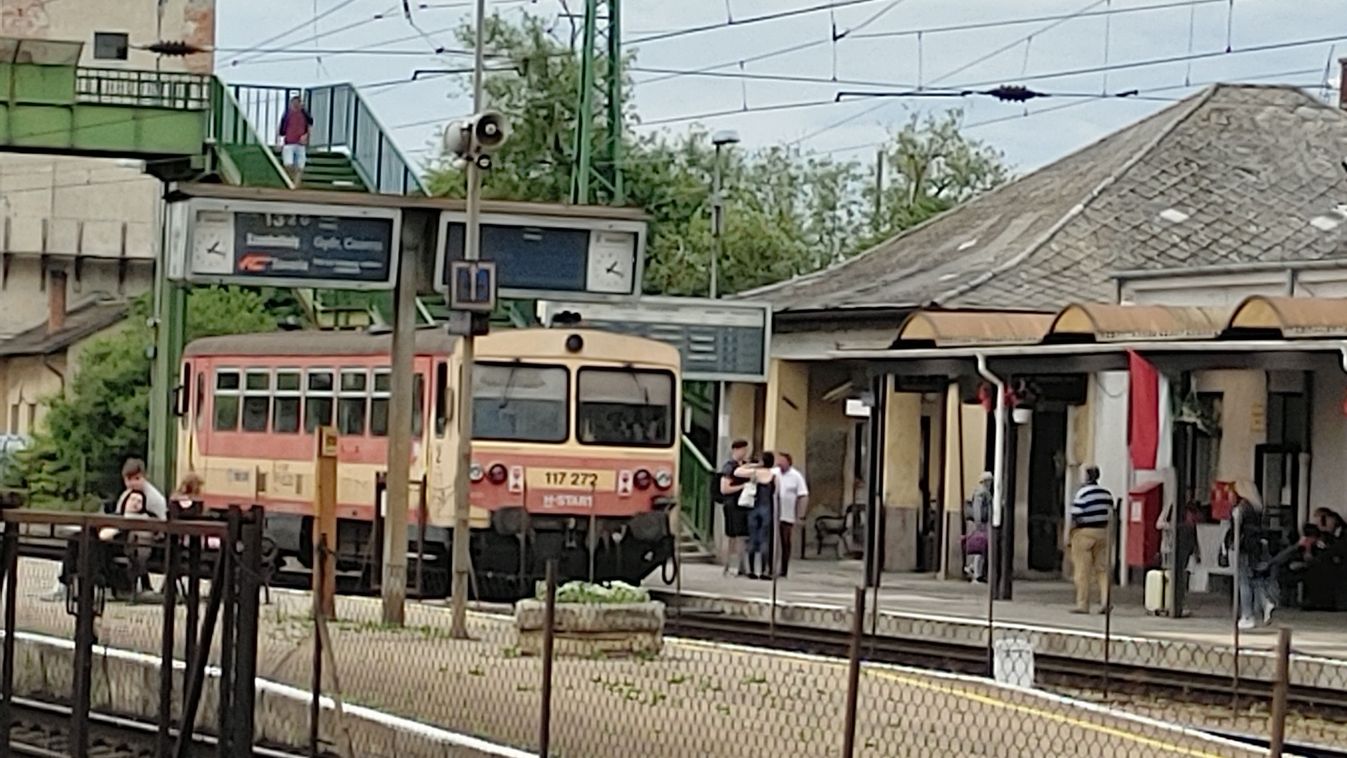 Pótlóbusz közlekedik a Komáromból és Fehérvárról induló S150-es vonatok helyett