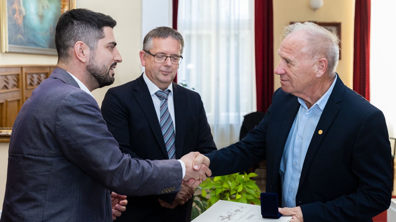 Bemutatták a Fellner-emlékérmet a tatai városházán
