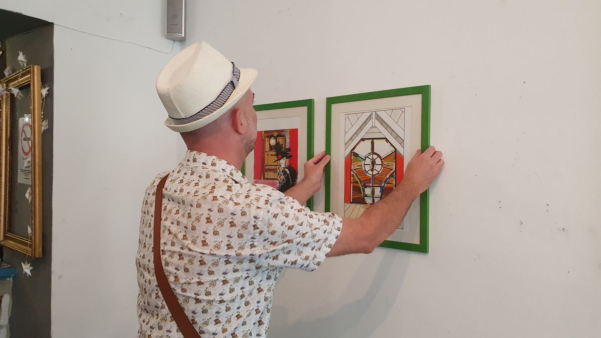 A fiatal festőművész, Szuharevszki Mihály a kiállítást maga válogatta össze a Kaleidoszkóp galériában, saját kezűleg helyezte el a képeket a falon