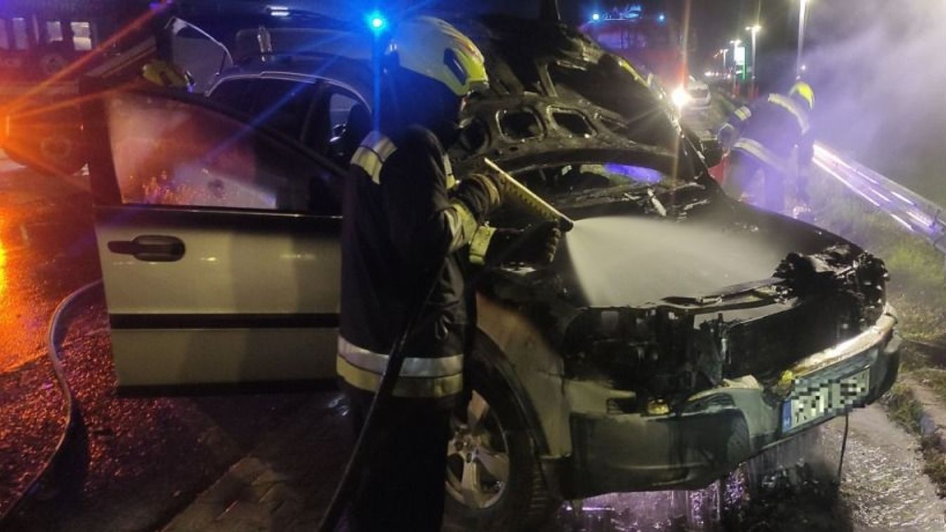 Porrá égett az autó motortere Ácsnál az M1-esen (képek)