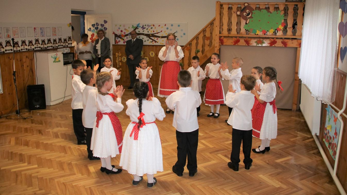 Tüneményes műsorral ünnepeltek a Kertvárosi Óvoda lurkói a kerek évfordulón (fotók)