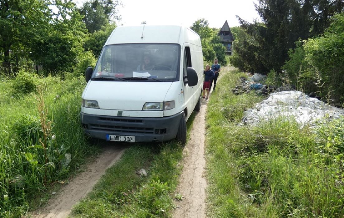 egy váci nyomozó futott bele 2022. május 24-én délután, a Jóhegyi úton egy fehér teherautóba, amelynek rakteréből egy férfi gumiabroncsokat dobált a susnyásba. Esztergomi