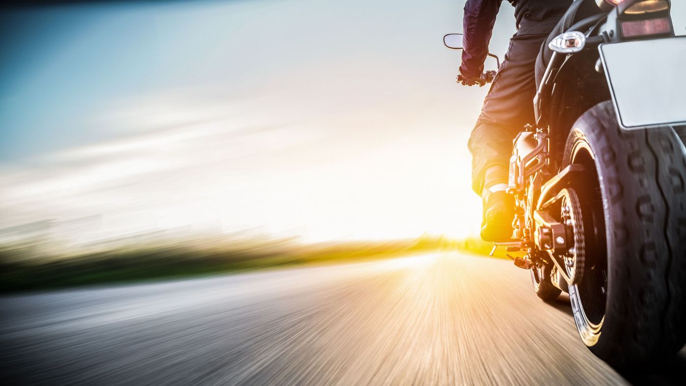 Motorkerékpáros ütközött autóval Dömösön
