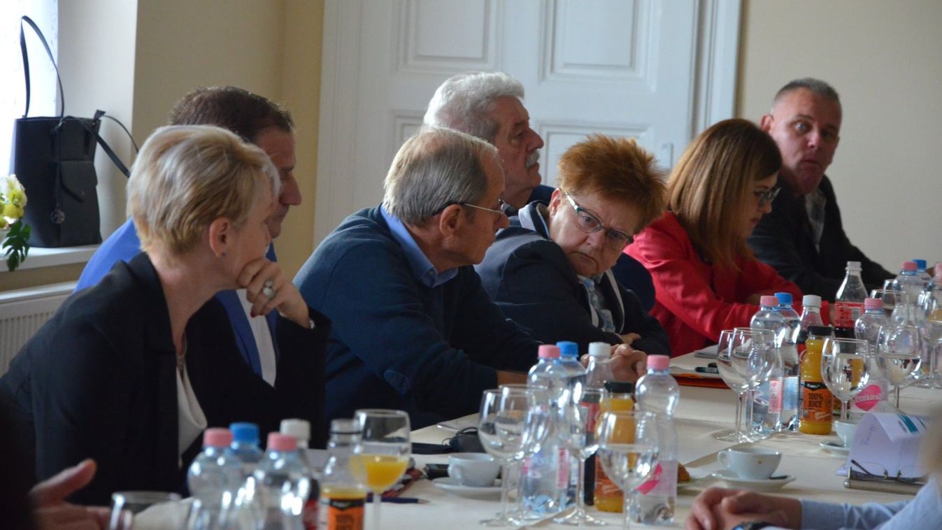 Képviselői egyeztetések az energiaválság miatt a falvak polgármestereivel