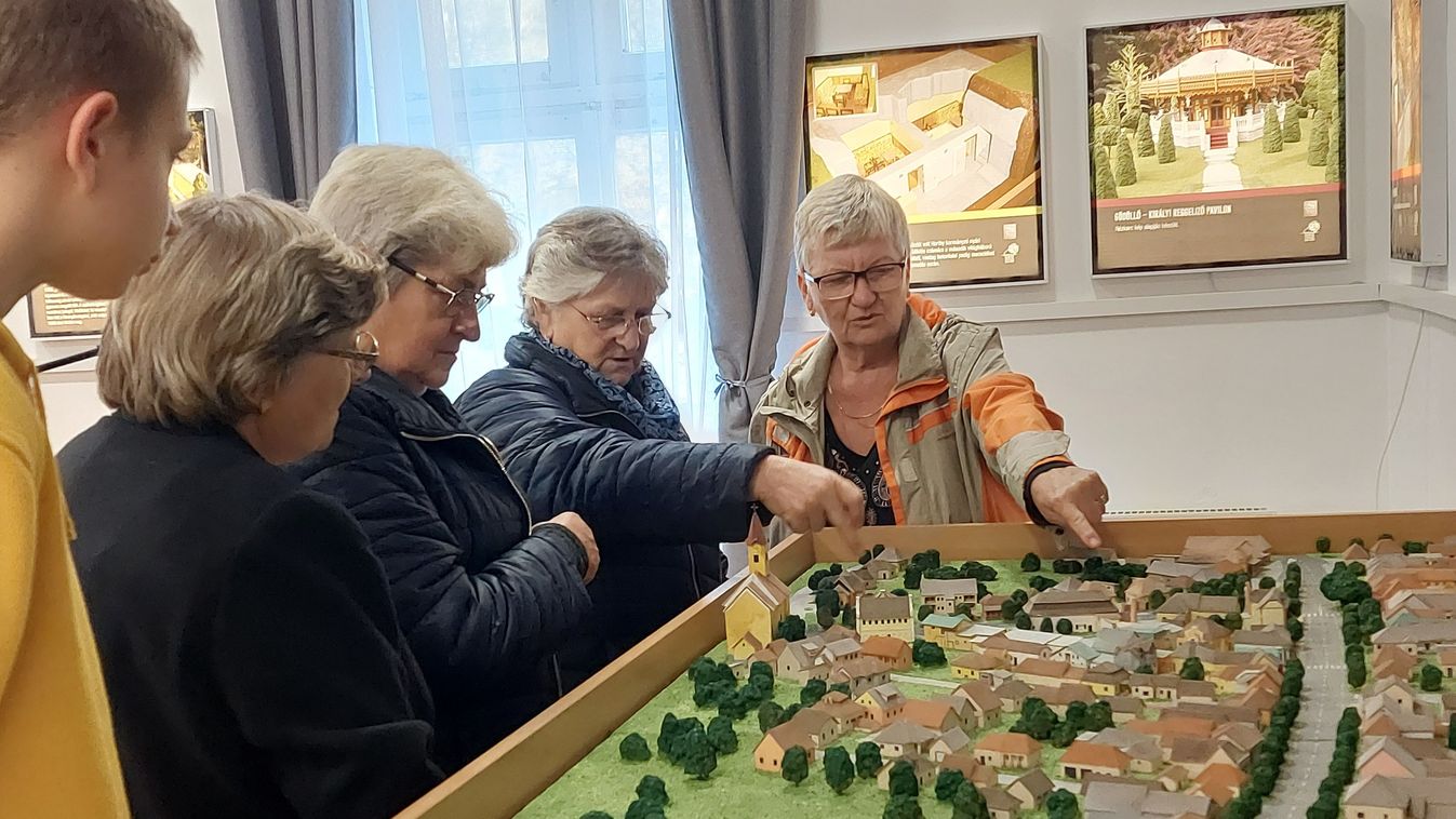 Fotókon a nagy dolgok kicsiben: Imhof János különleges makettjeiből nyílt kiállítás Ácson