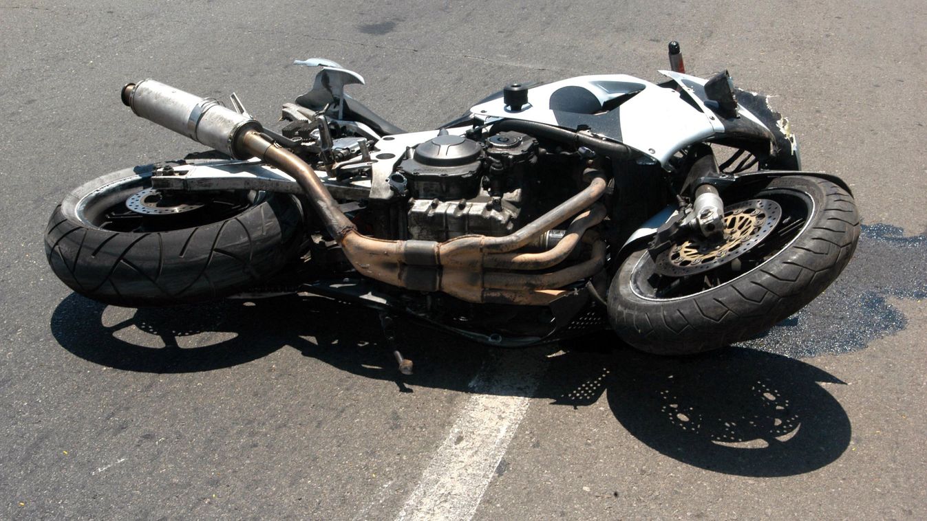 Két motoros ütközött Kisbér közelében, tűzoltók és mentők is érkeztek a helyszínre