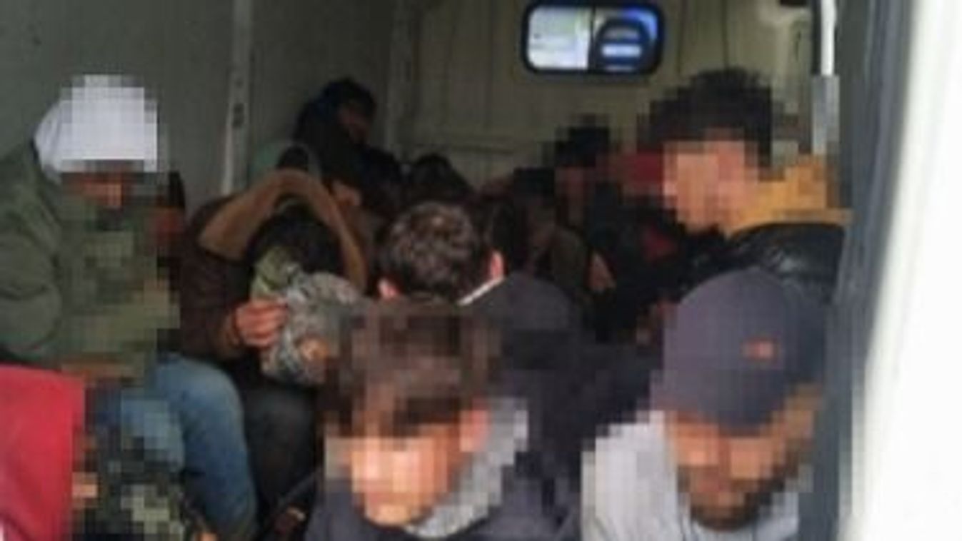 27 migránst fuvarozott egy zárt teherautóban, Ácsnál kapcsolták le a rendőrök