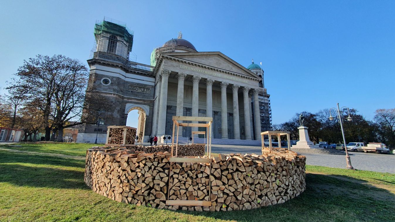 Tűzifából adventi koszorú Esztergomban: különleges módon gyűjtenek a rászorulóknak