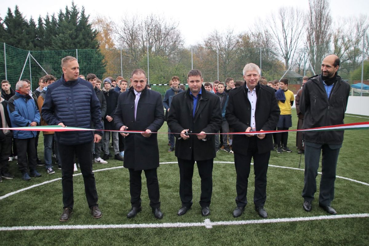 diákok közötti futballmérkőzéssel avatták fel a Temesvári Pelbárt Ferences Gimnázium sporttelepén épült műfüves pályát. 