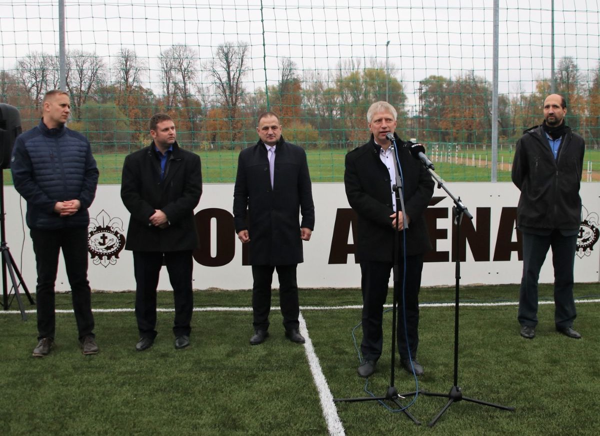 diákok közötti futballmérkőzéssel avatták fel a Temesvári Pelbárt Ferences Gimnázium sporttelepén épült műfüves pályát. 
