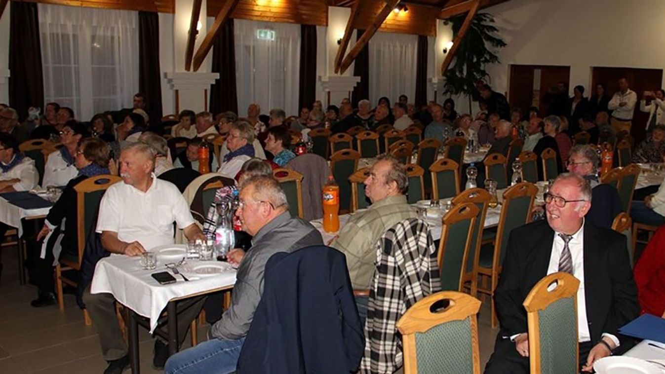 Szépkorú szákszendieket ünnepeltek idősek és fiatalok