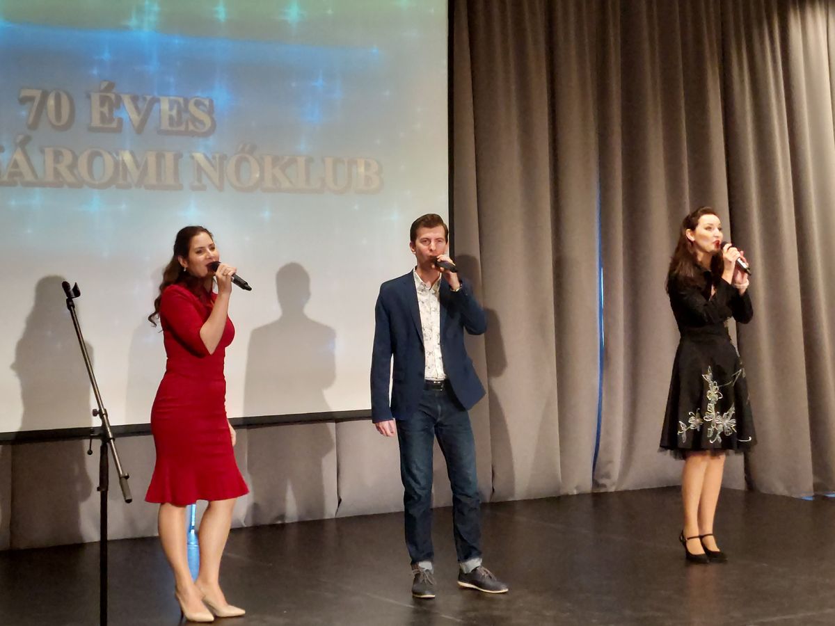 A Magyarock Dalszínház tagjai dalokkal köszöntötték a klub tagjait
