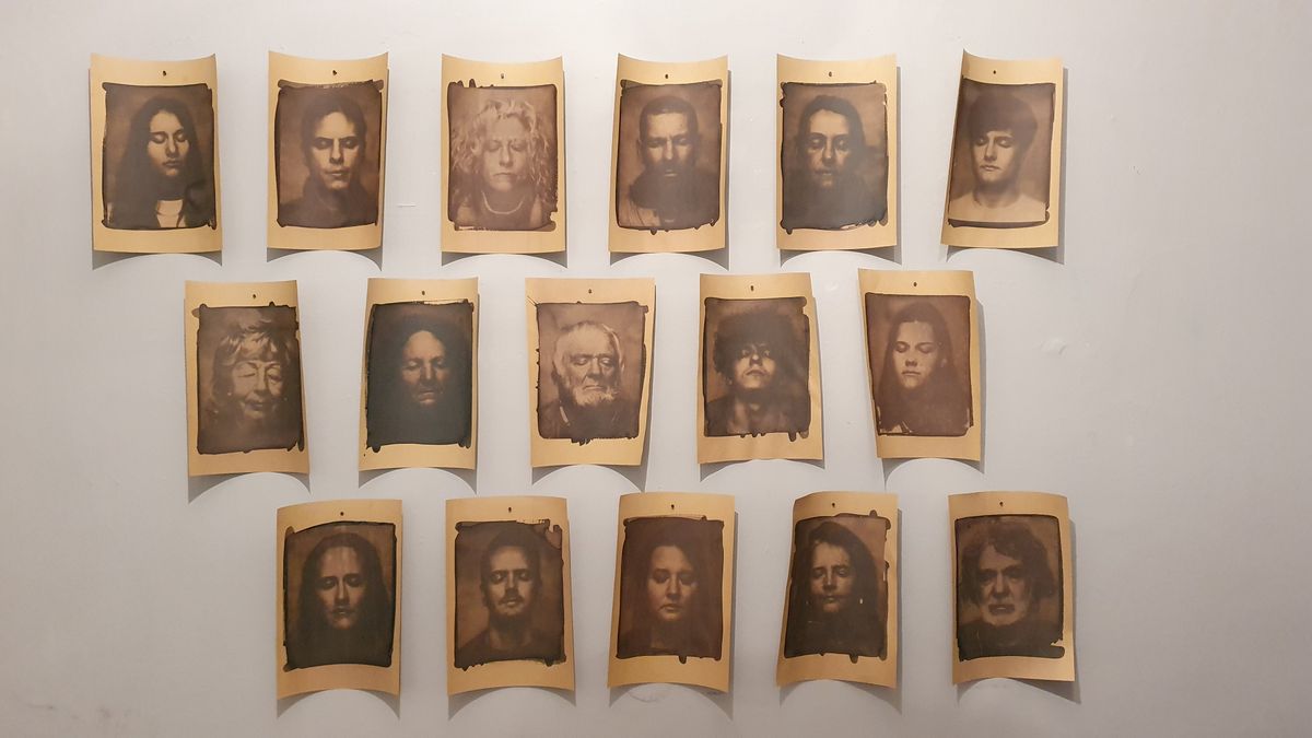 Markokban lévő forintok és lehunyt szemű portrék a kiállításon