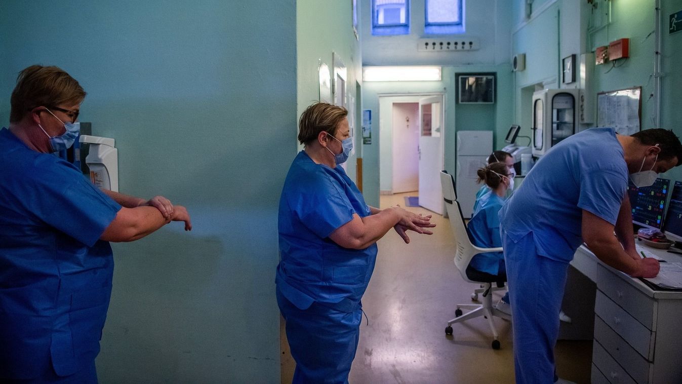 Januárban tovább emelkedik az orvosok, júliusban az ápolók bére