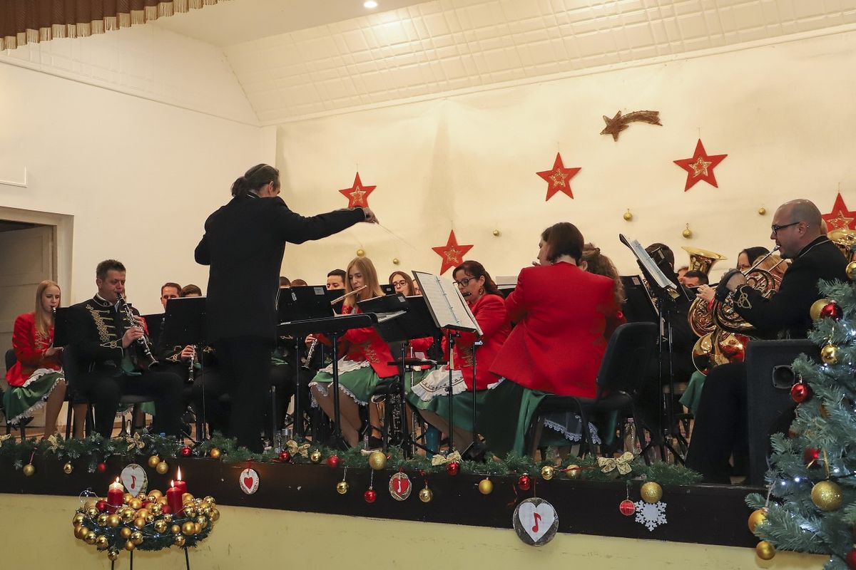 Filmzenéket, polkákat, operettet, ünnepi szerzeményeket és magyar kortárs műveket is hallhattunk a Mogyorósbányai Fúvószenekar karácsonyi koncertjén