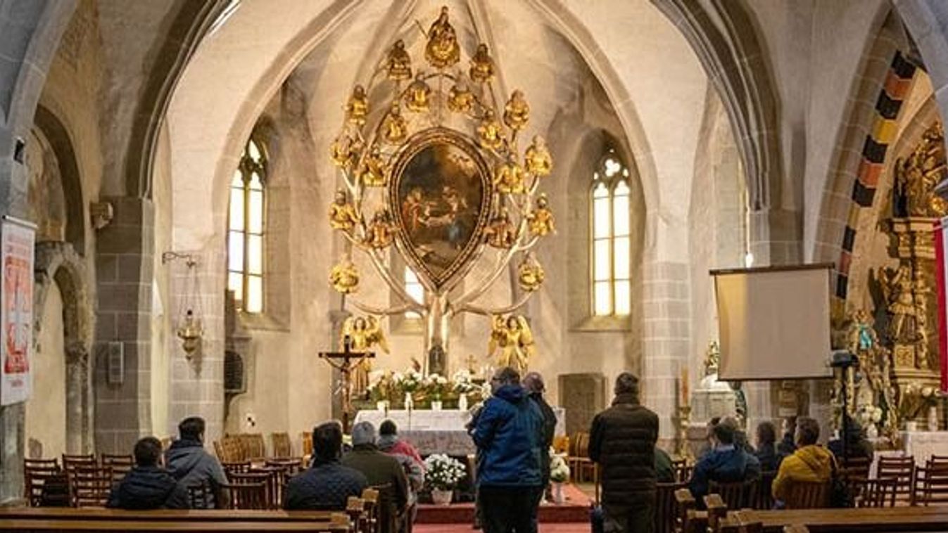 A Mátra legszebb templomába zarándokoltak el Bajótról a szalézi szerzetesek