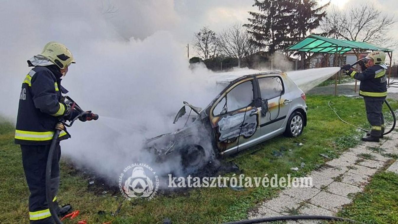 Helyszíni fotók: autó lángolt Naszályon