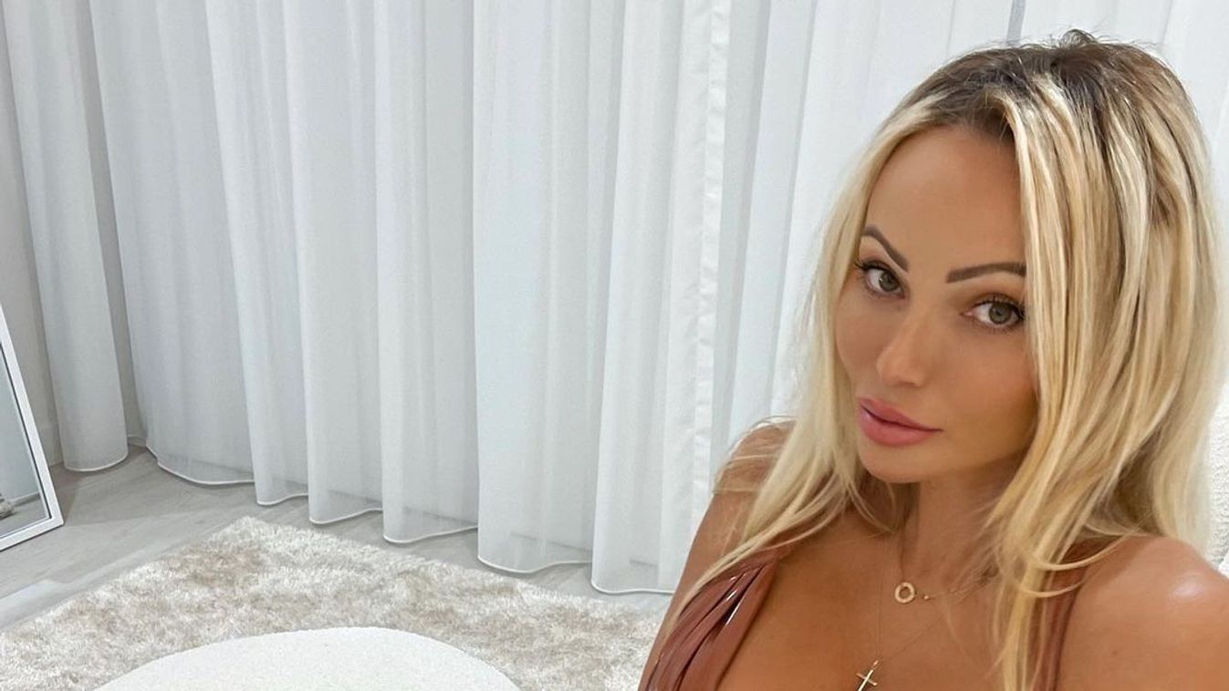 Vörös bikiniben várja az ünnepeket a dögös bikinimodell