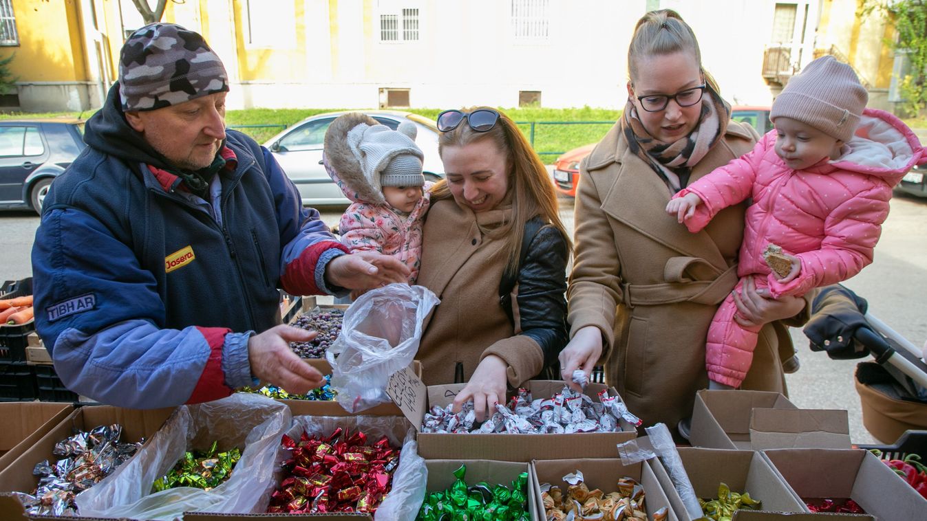 A fenyőre kerül a zserbó: 11 ízben találtunk szaloncukrot a tatabányai piacon