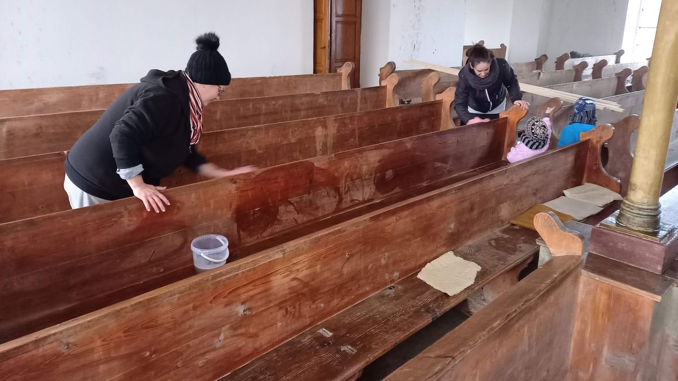 Összefogtak a hívek, közösen takarították ki a kocsi templomot (fotók)