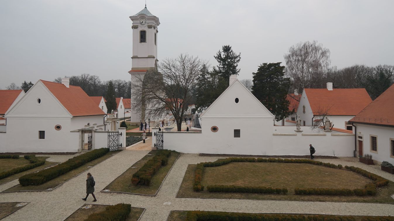 Gyönyörű remeteséget és új buszokat hozott a március