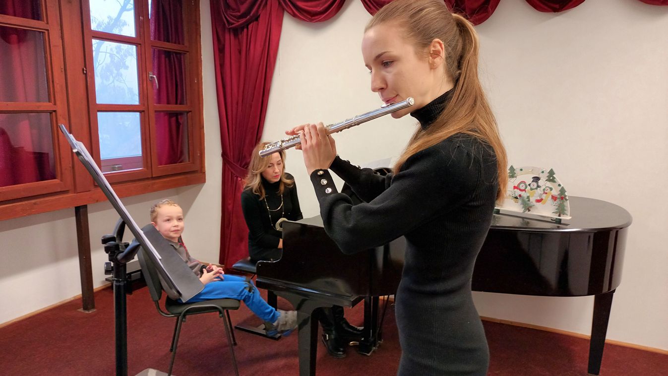 Zenével, tortával, Csillagszóróval ünnepelt Tatabányán a Léleksegítő