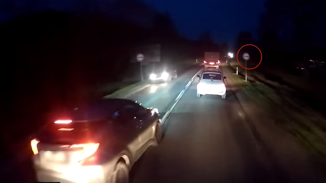 Videón a sofőr, akinek más élete se drága: a 10-es úton kockáztatott mindent