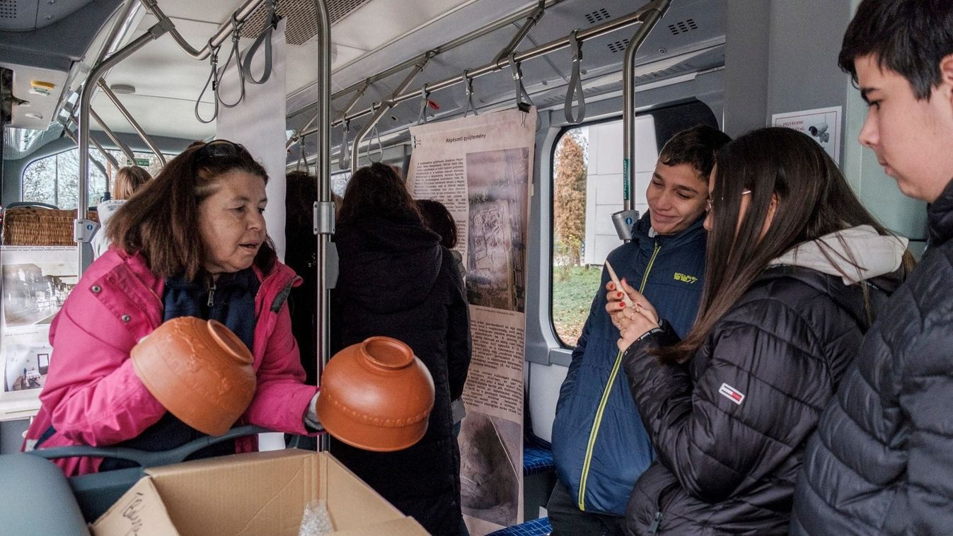 Utazó múzeum érkezett tatabányai iskolákhoz - Hány évezred fér fel egy buszra?
