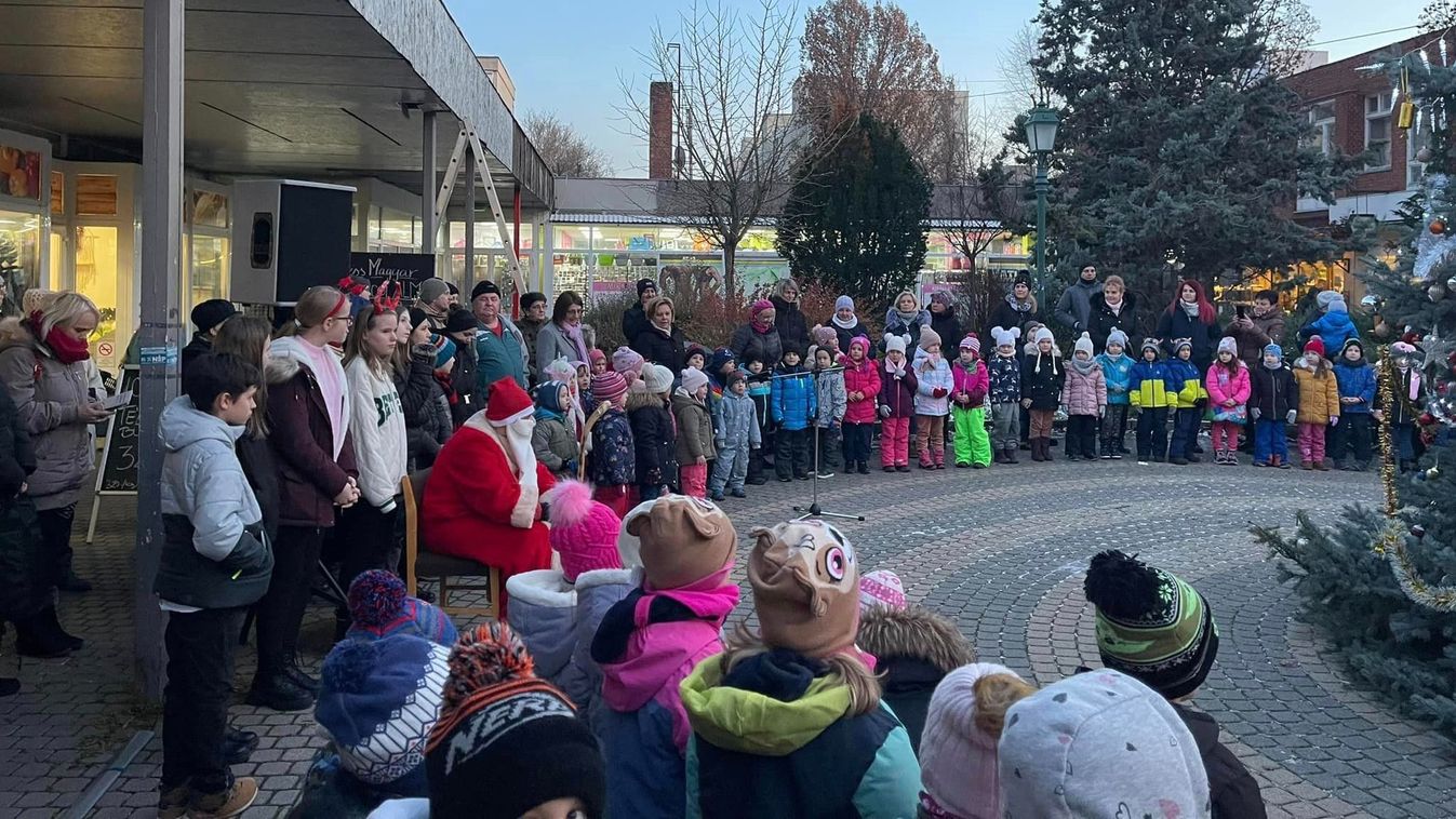 Gyönyörű karácsonyfa áll Dózsekert közepén
