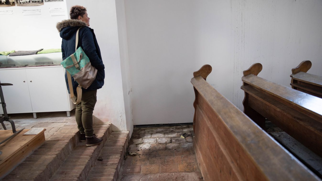 Lángokban állt a kocsi templom, de lesz istentisztelet - fotók