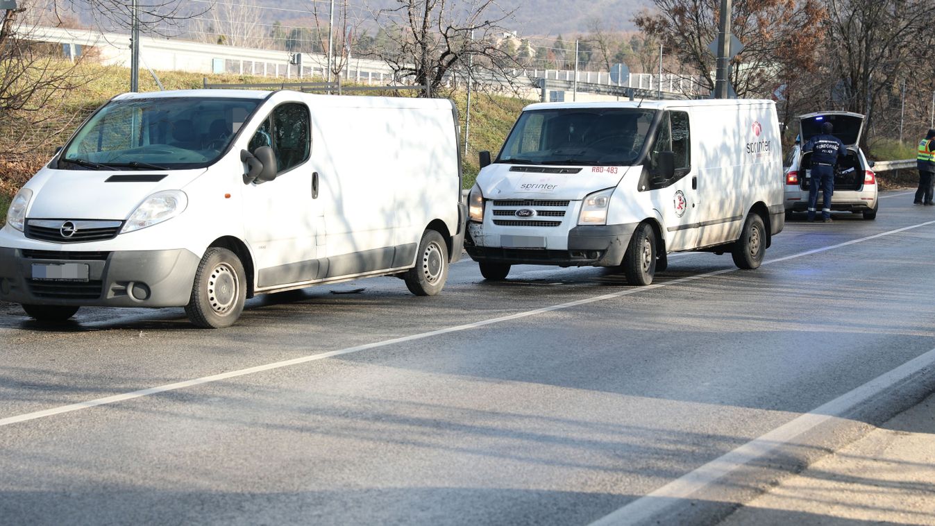 Négyes karambol bénítja a forgalmat az 1-es úton Tatabányán