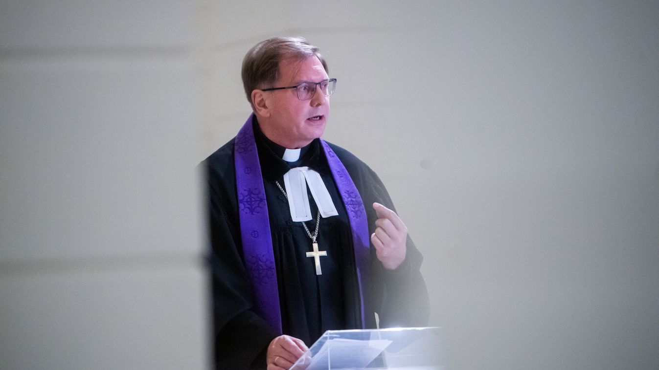 Fabiny Tamás: aki betakar egy fázó embert, a Kisjézust takarja be