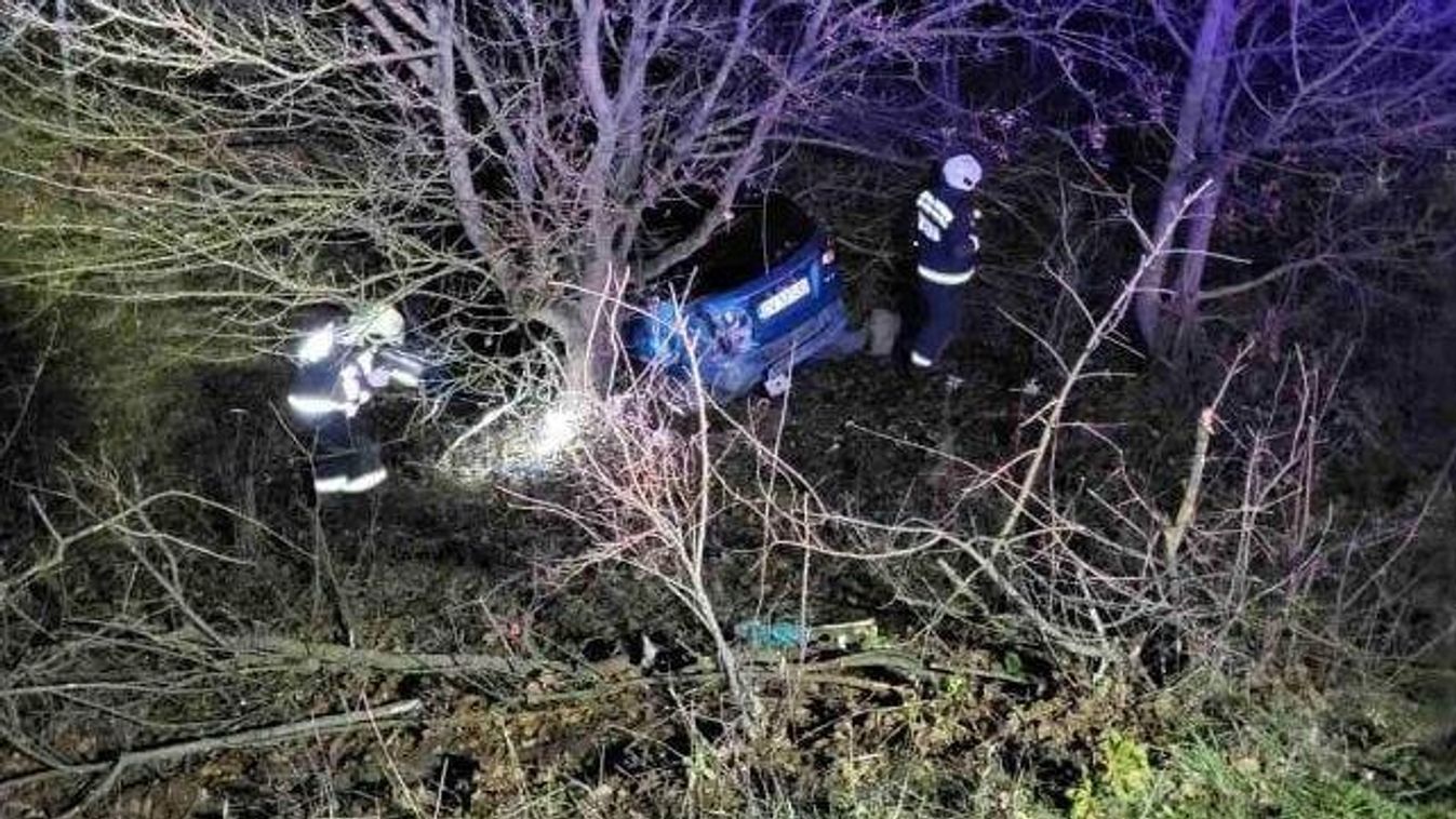 Helyszíni képek: két embert vittek kórházba, az M1-es tatabányai szakaszán történt a baleset