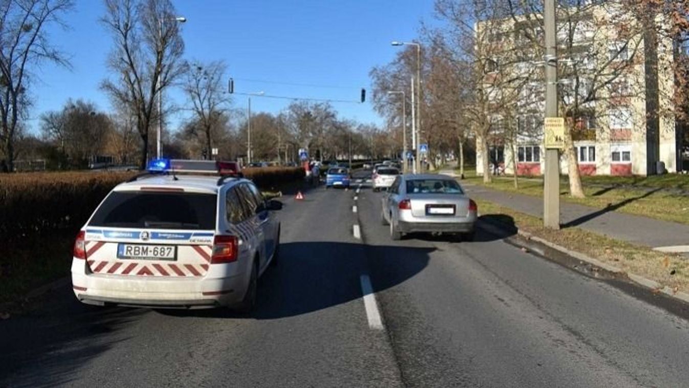 79 éves bácsi okozott balesetet Tatabányán, vészfékező autóba rohant