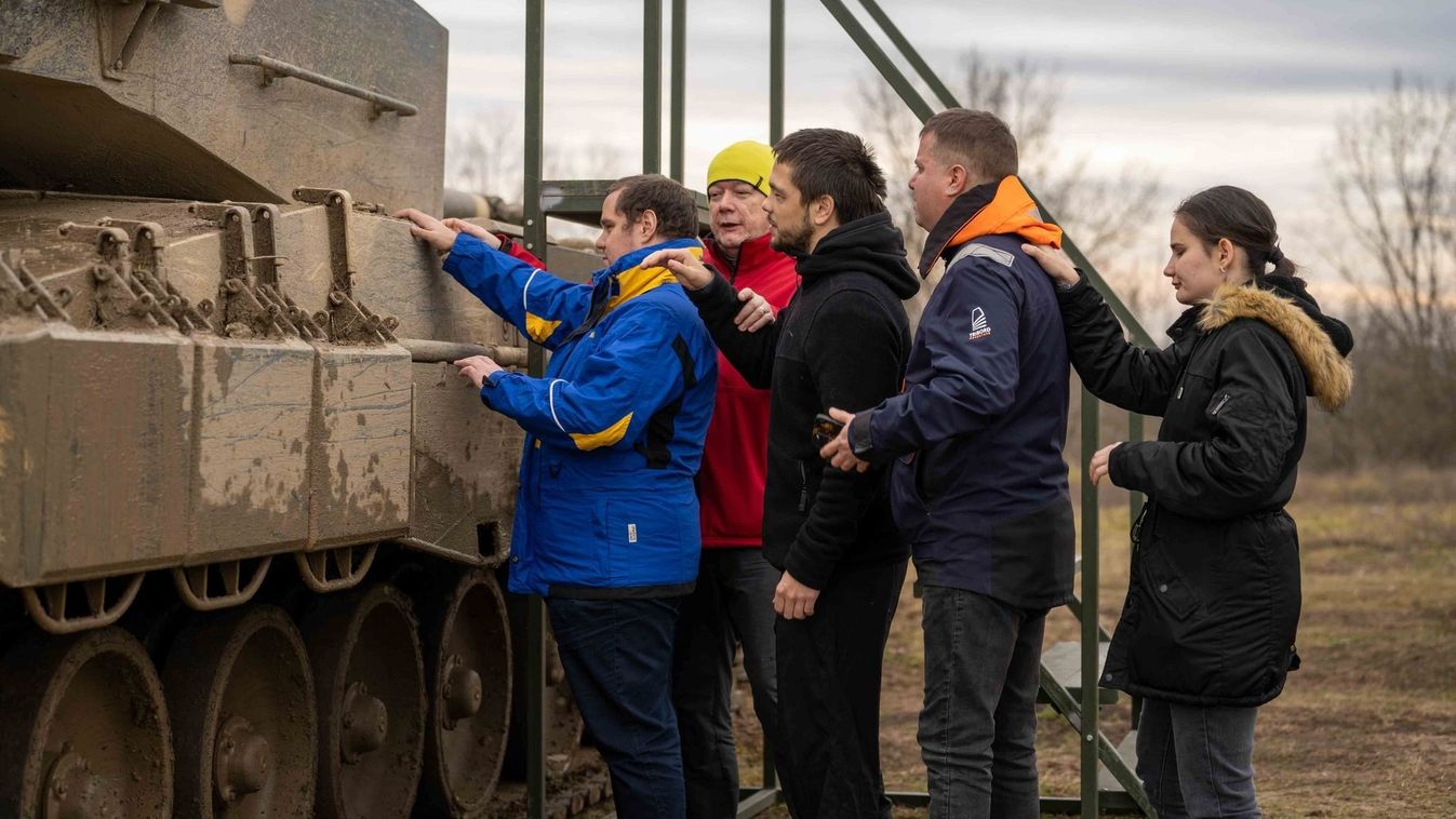 Különleges vendégek jártak a tatai honvédeknél, akik tapintással „nézték” meg a tankokat (videó)