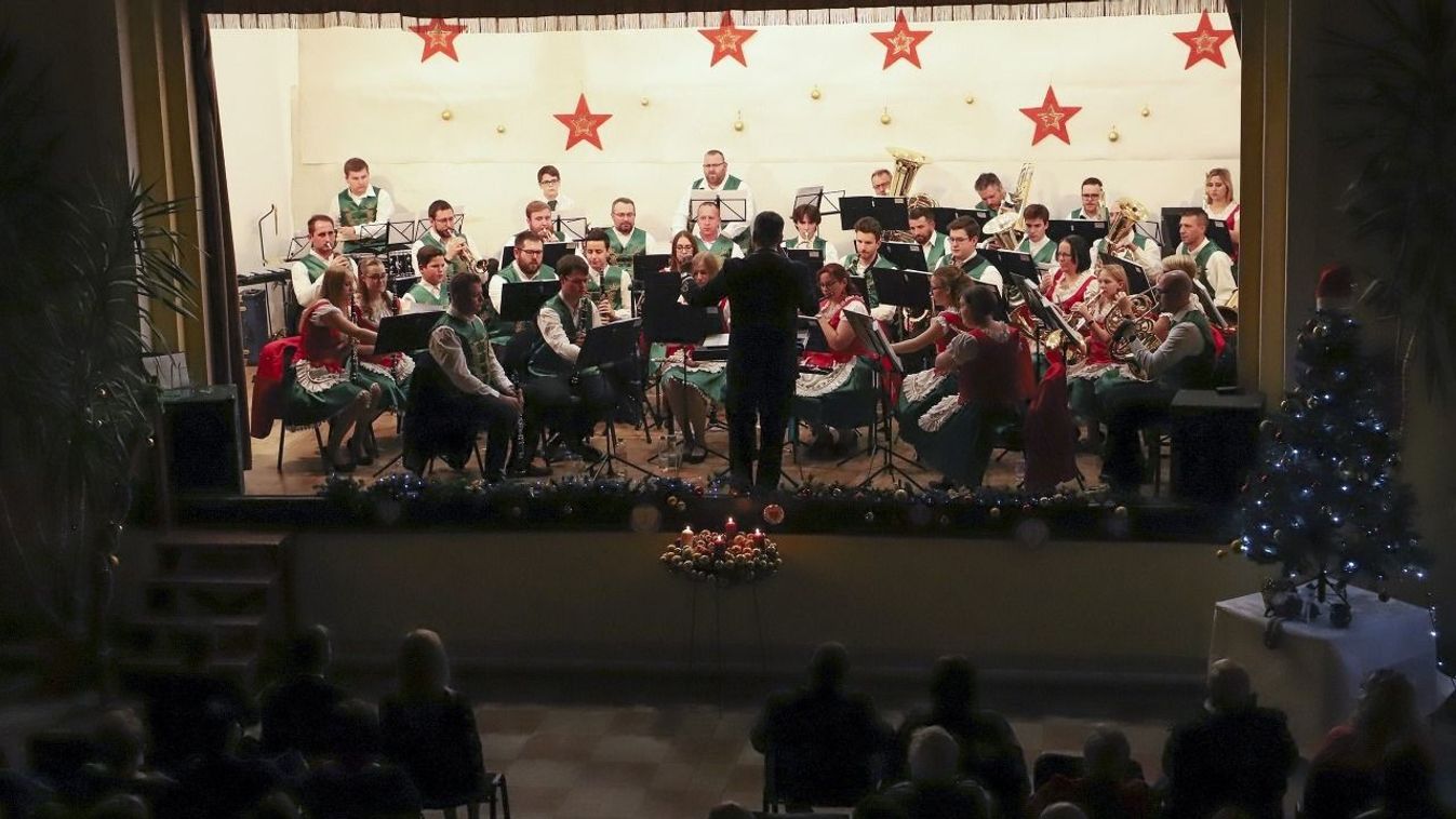 Fergeteges karácsonyi koncertet adott a Mogyorósbányai Fúvószenekar