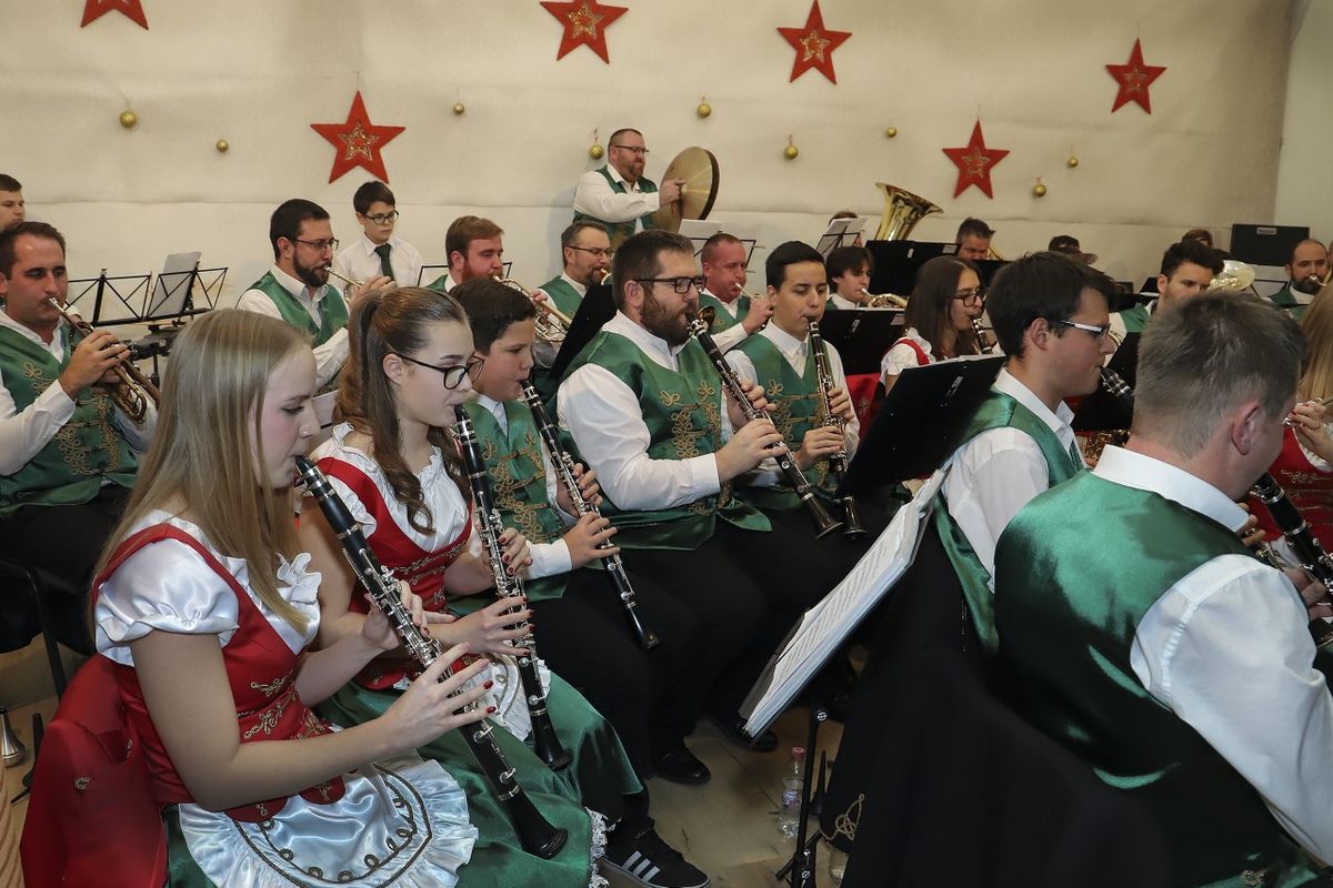 Filmzenéket, polkákat, operettet, ünnepi szerzeményeket és magyar kortárs műveket is hallhattunk a Mogyorósbányai Fúvószenekar karácsonyi koncertjén