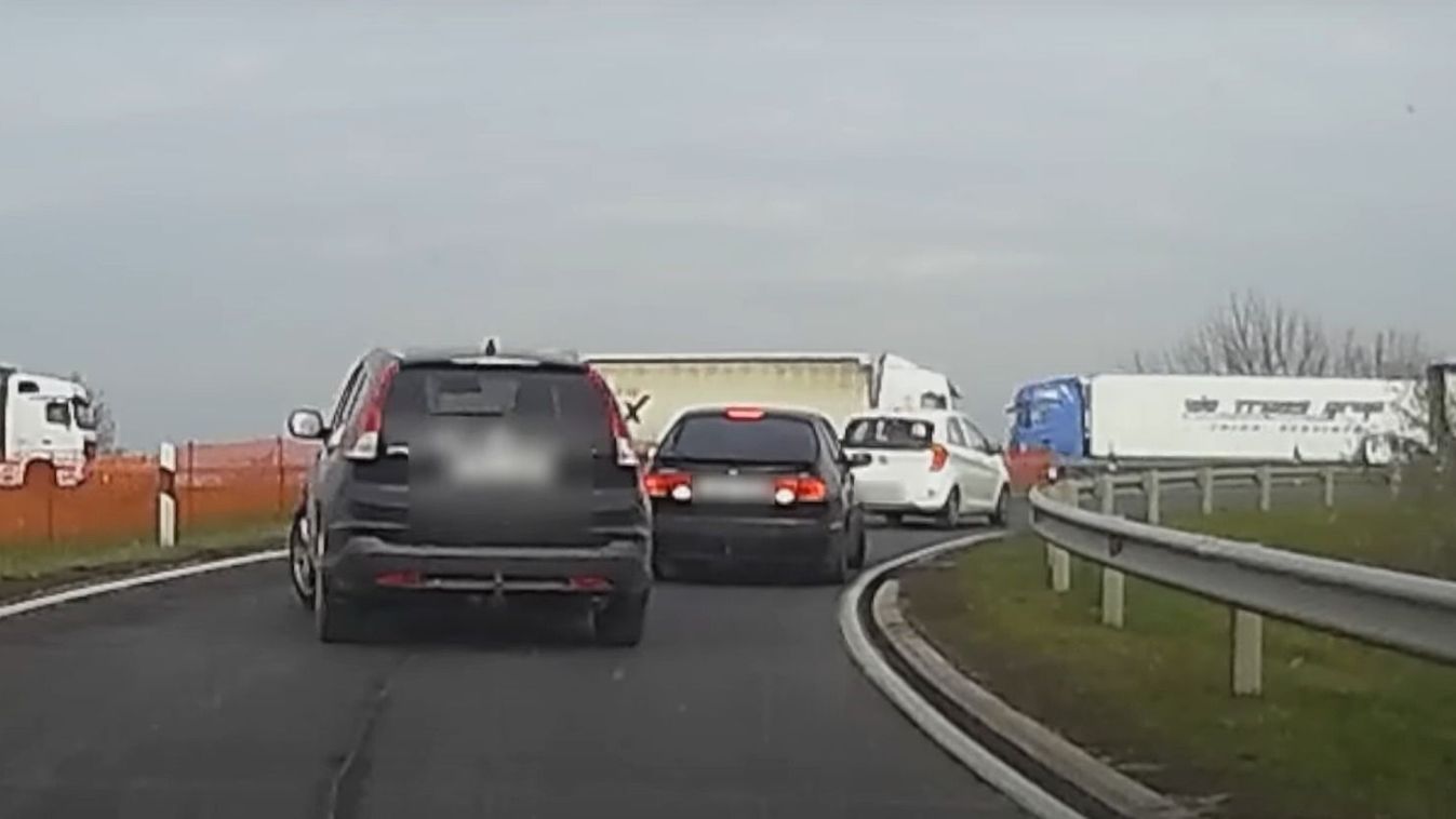 Videón az elképesztő manőver: a sofőr nem akart 5 órát állni az M1-esen
