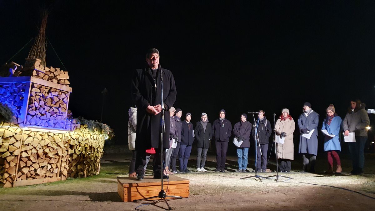 Nemcsák Károly Szép Ernő és Ady Endre egy-egy karácsonyi témájú versét szavalta el december 18-án az esztergomi rendezvényen