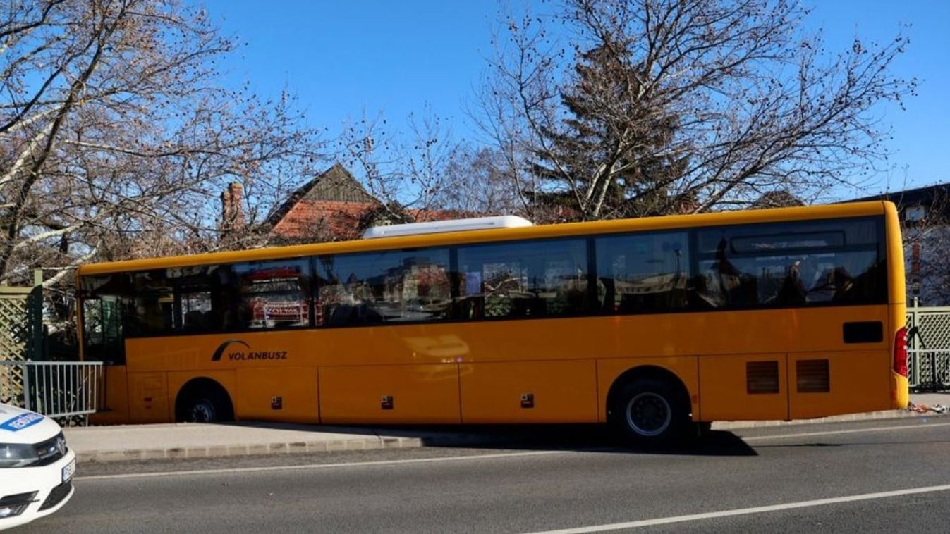 Átszakította a híd korlátját, majd kocsival ütközött egy busz Győrben