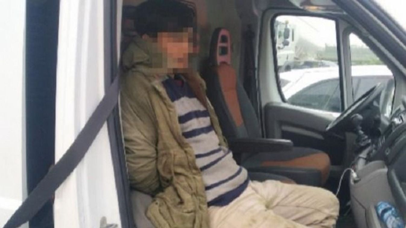 A szilvesztert is a hűvösön töltheti az olasz, akit 27 migránssal kaptak el az M1-esen