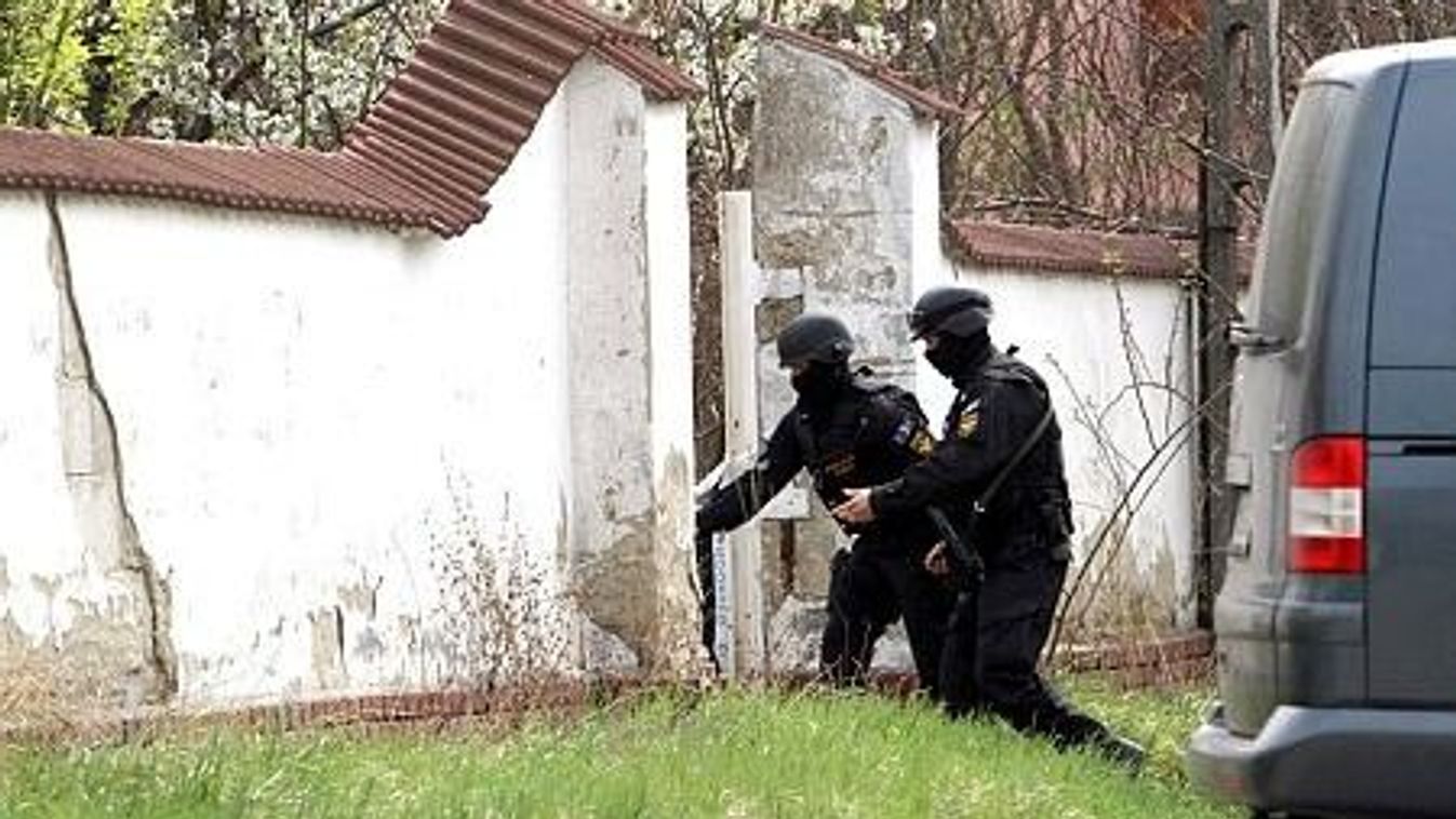Megtörte a csendet a kulcsi családirtó édesanyja: fiatal házaspár költözött be a horrorházba